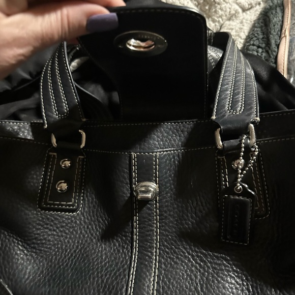 Black Coach bag with burgundy lining - Picture 9 of 13